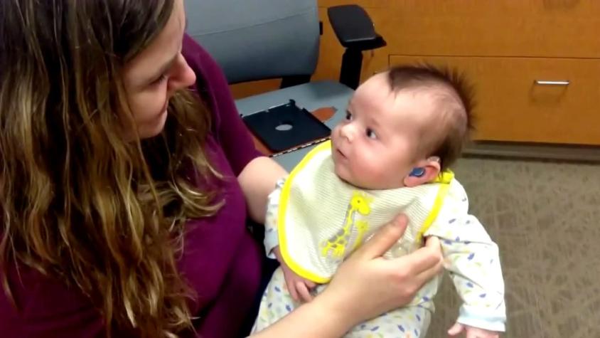 [VIDEO] La conmovedora reacción de un bebé de 9 semanas al escuchar por primera vez