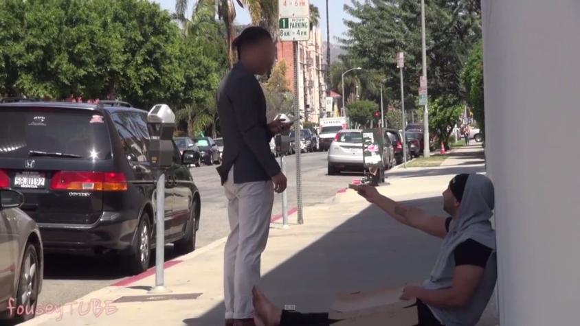 [VIDEO] Experimento social: ¿qué harías si un indigente te ofrece dinero en la calle?