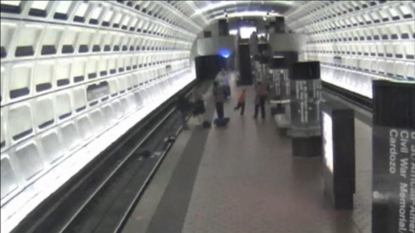 [VIDEO] Hombre en silla de ruedas cae a la línea del metro en EE.UU.