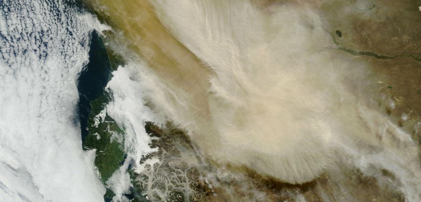 Imagen de la NASA muestra la pluma de cenizas del volcán Calbuco
