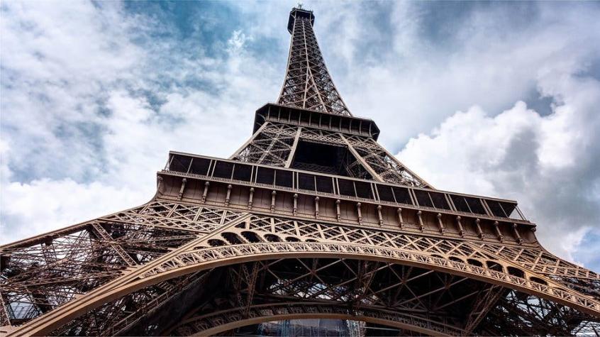 Usuario pide que "photoshopeen" su foto en la Torre Eiffel y recibe divertidas imágenes de vuelta
