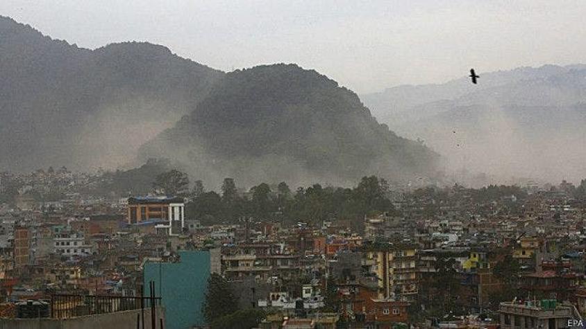 Familiares logran comunicarse con chilenos en Nepal