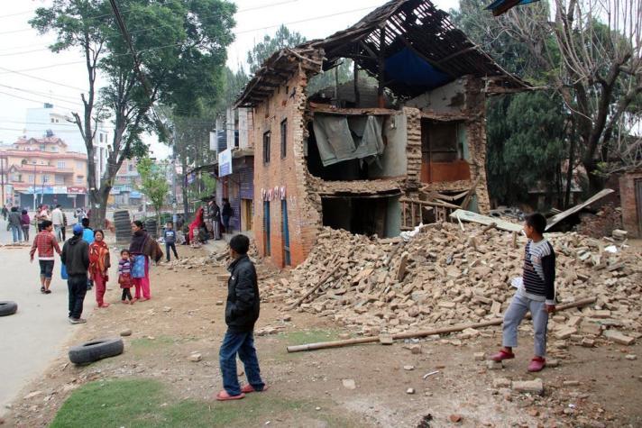 Terremoto en Nepal deja más de 2 mil 200 muertos