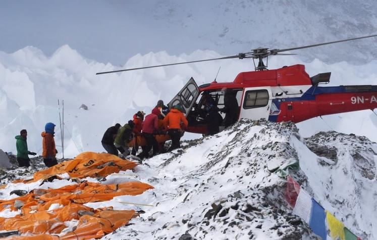 Aumentan a 22 los fallecidos por avalancha en el Everest