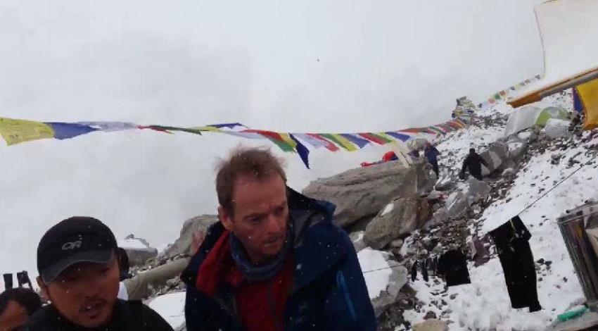 [VIDEO] Impactante registro de avalancha en campamento de montañistas en el Everest