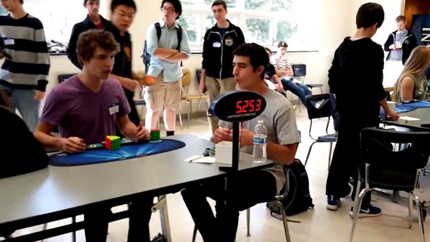 [VIDEO] ¡Nuevo récord! Adolescente resuelve cubo Rubik en 5.25 segundos