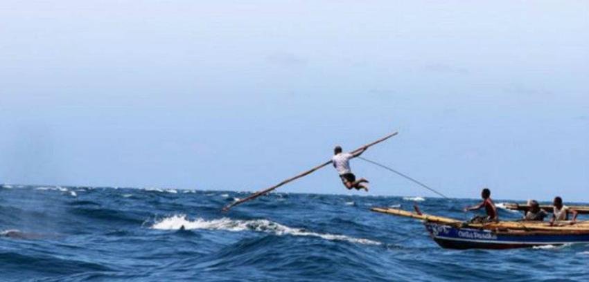 Los pescadores que usan bote de remos y arpones para cazar ballenas