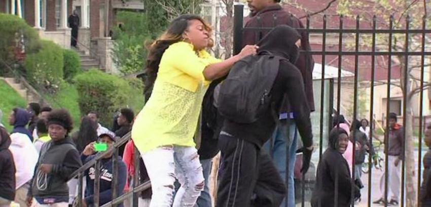 [VIDEO] Madre reacciona con ira al ver a su hijo en los disturbios en Baltimore