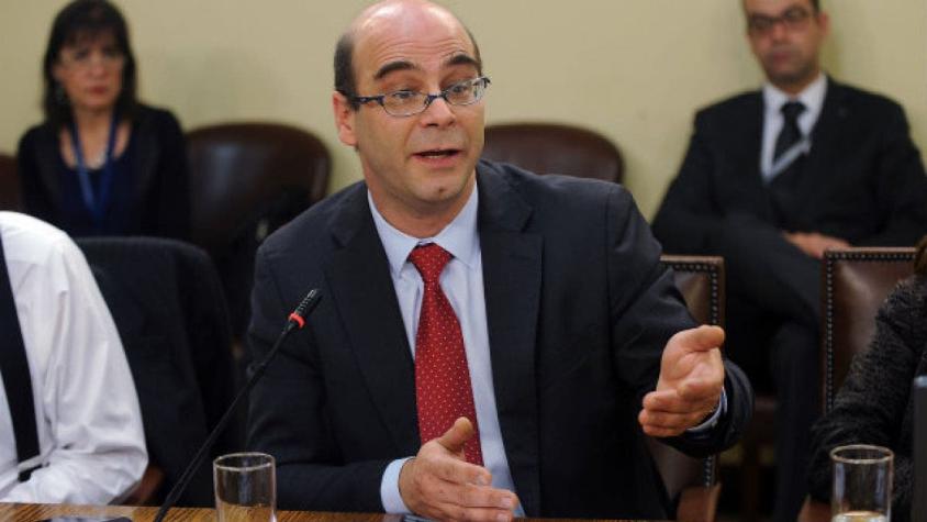 Fernando Atria: "Una nueva constitución no puede ser aprobada como si fuera una reforma"