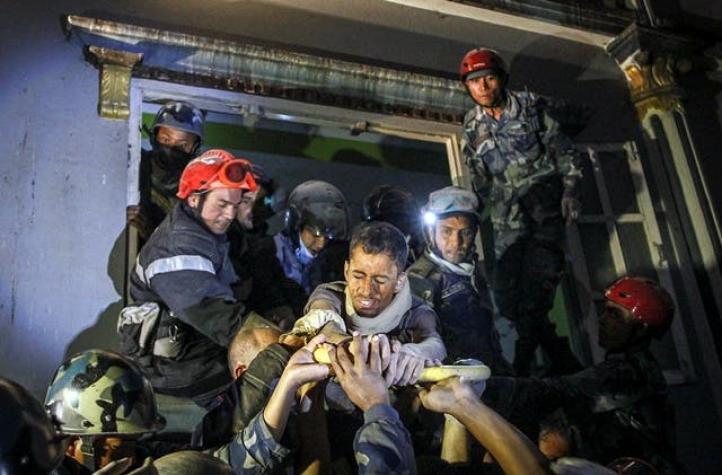 Rescatan a nepalí que estuvo 82 horas enterrado después del terremoto