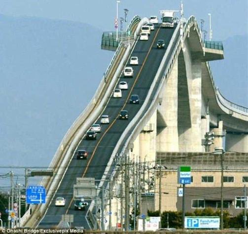 [VIDEOS] El puente japonés que parece una montaña rusa