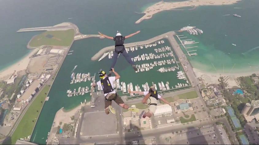 [VIDEO] ¿Vertigo? El impresionante salto base desde un rascacielos en Dubai