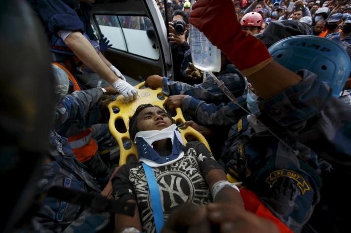 Rescatan a adolescente vivo de entre los escombros del terremoto en Nepal