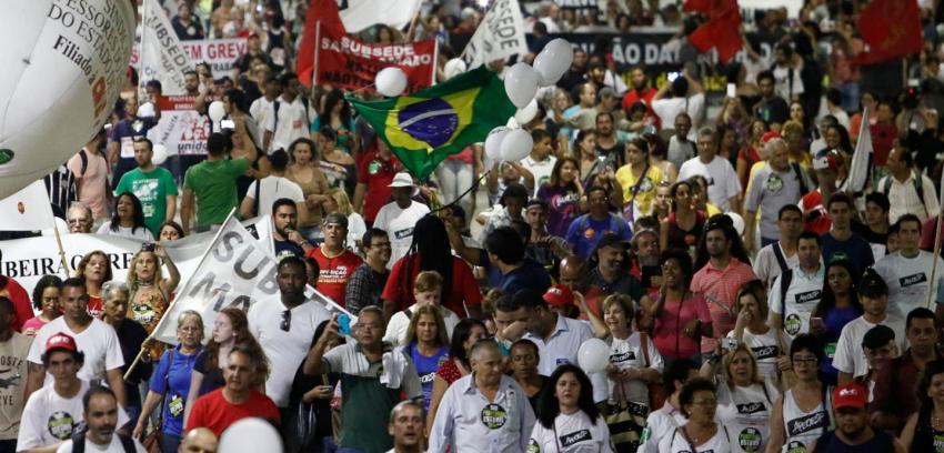 Brasil: Enfrentamiento entre profesores en huelga y la policía deja más de 200 heridos