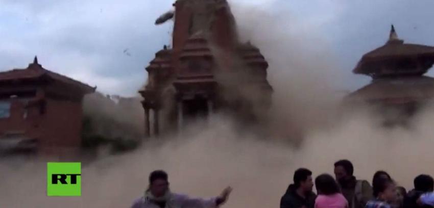 [VIDEO] Turista graba caída de edificios patrimoniales en Nepal