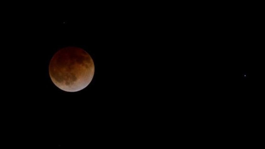 Breve eclipse total de Luna se vio desde distintas zonas del Pacífico