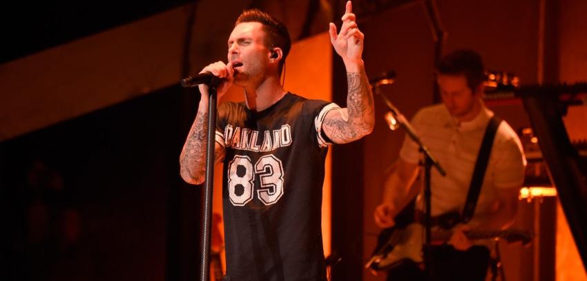FOTOS: El curioso “ataque” que afectó a Adam Levine, el líder de Maroon 5