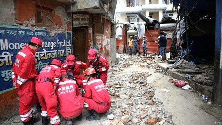 Unión Europea busca a mil de sus ciudadanos después del terremoto en Nepal