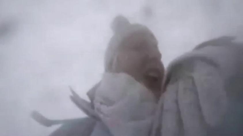 El momento en que una joven británica fue alcanzada por una avalancha en el Everest