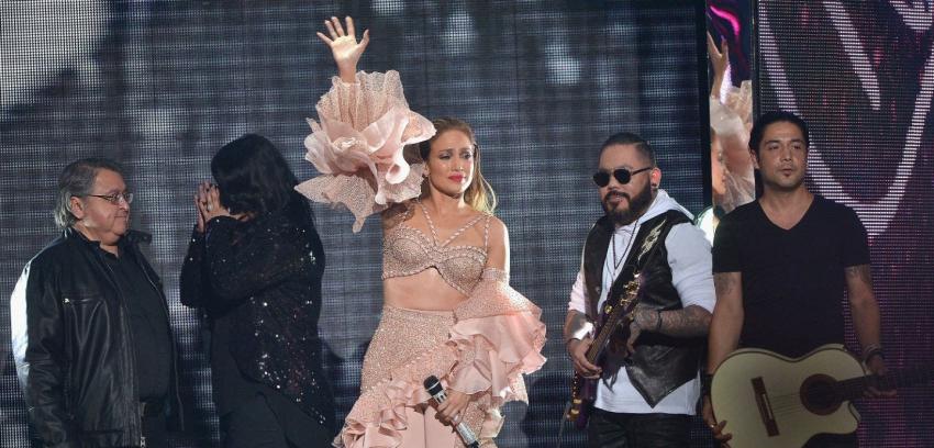 Jennifer Lopez rinde aplaudido tributo a Selena Quintanilla en los Billboard Latinos 2015
