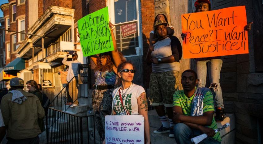 Miles de manifestantes reclaman justicia en Baltimore