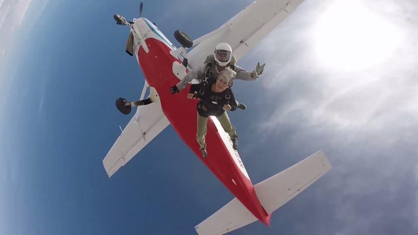 [VIDEO] Abuelas se atreven a lanzarse en paracaídas por primera vez