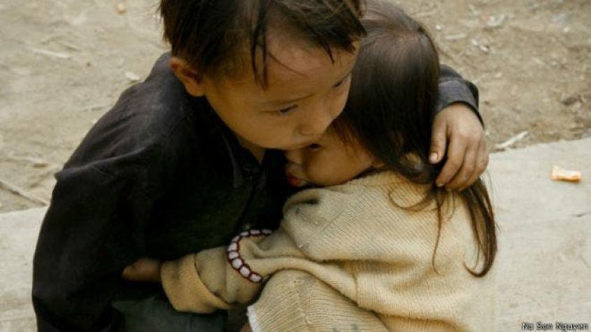 La verdadera historia de la conmovedora foto de "los hermanos de Nepal" que se volvió viral