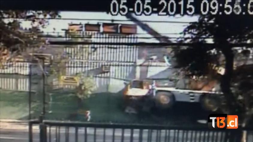[VIDEO] Cámara capta momento exacto en que camión grúa se desploma en construcción en Providencia