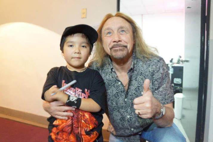 [FOTOS] Niño símbolo de la Teletón conoce a integrantes de Motörhead y Judas Priest