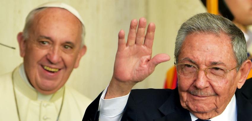 Raúl Castro en el Vaticano: "El Papa está haciendo que vuelva a ser católico"