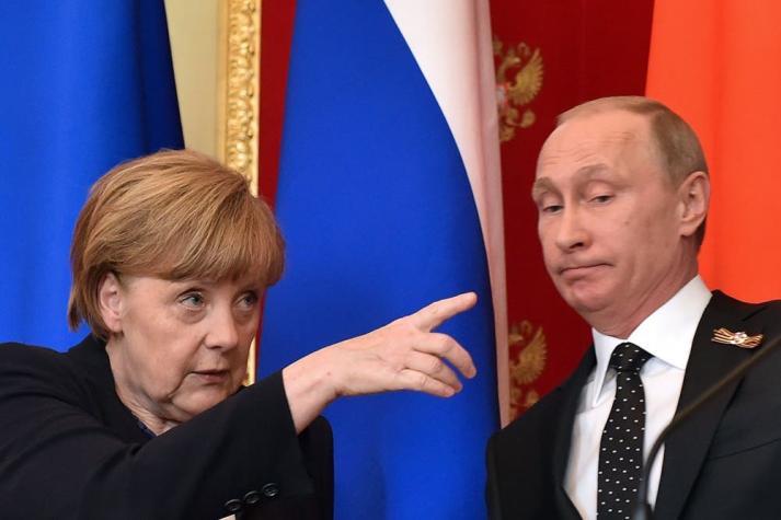 Merkel deplora en Moscú que "siga sin haber alto el fuego" en Ucrania