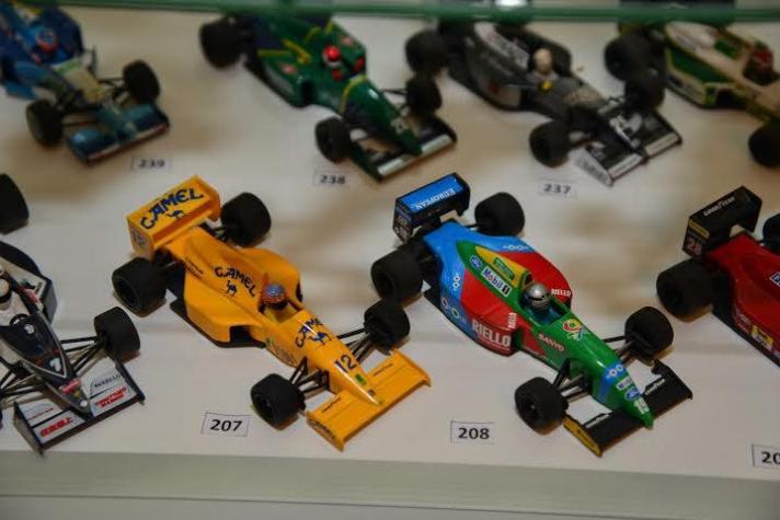 Autos en miniatura de la Fórmula 1 se exhiben en Providencia