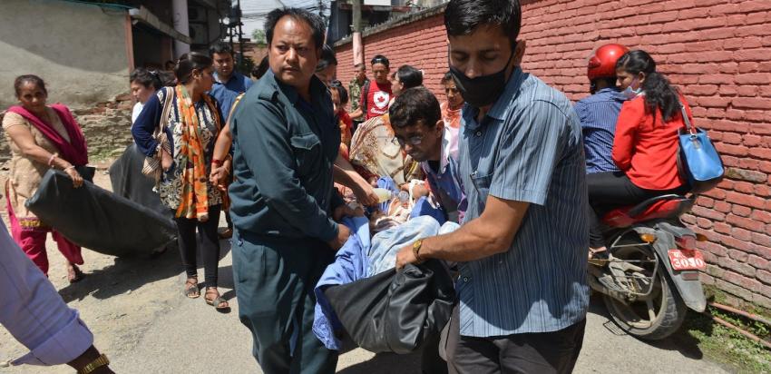 Más de 60 muertos tras terremoto 7,3º Richter que sacudió a Nepal