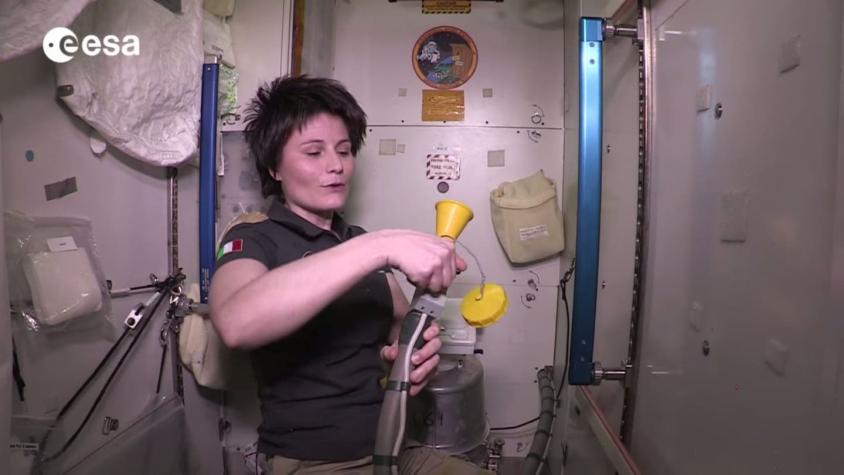 [VIDEO] Astronauta explica cómo se usa el baño en la Estación Espacial Internacional
