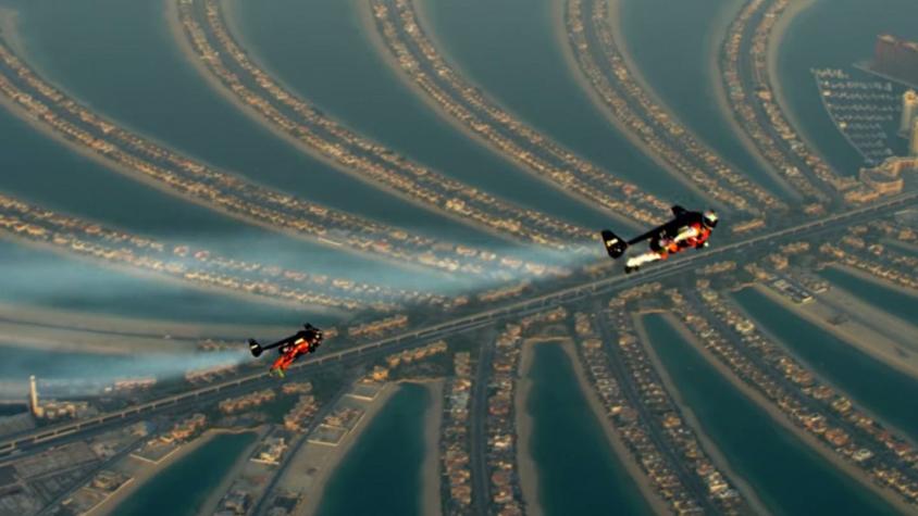 [VIDEO] Impresionante vuelo de dos temerarios hombres sobre los cielos de Dubai