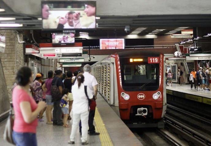 Metro de Santiago trabaja para implementar sistema de pago a través de celulares
