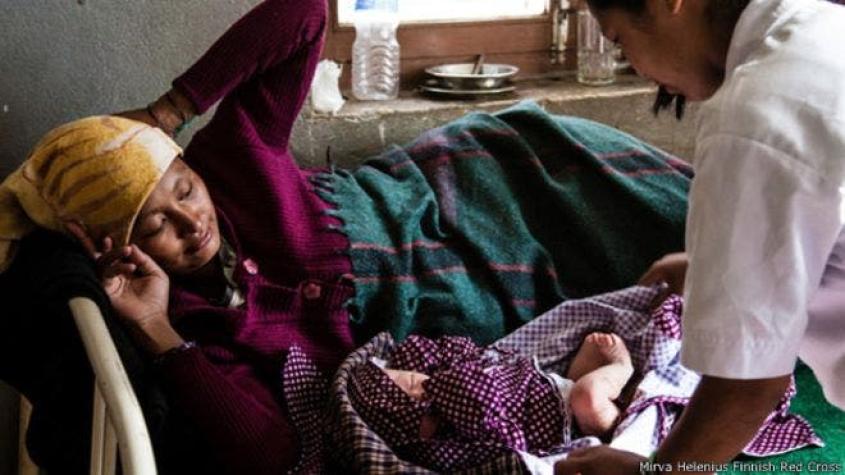 Terremoto en Nepal: la madre que se desenterró de los escombros para dar a luz