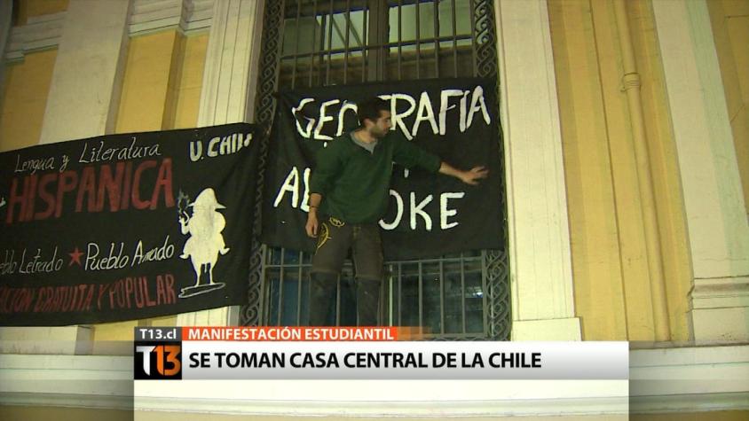Estudiantes se toman casa central de la U. de Chile a la espera de la marcha de este jueves