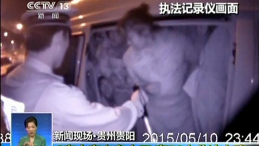 [VIDEO] Policía china descubre traslado de 50 trabajadores en una mini van