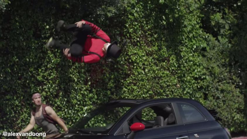 [VIDEO] ¡Pura adrenalina! 5 increíbles trucos de parkour en autos en movimiento