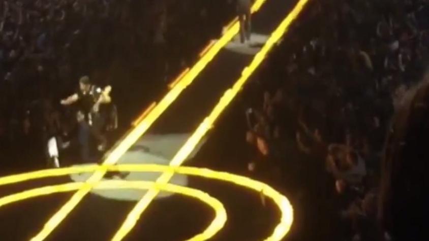 [VIDEO] Guitarrista de U2 se cayó del escenario durante concierto en Vancouver