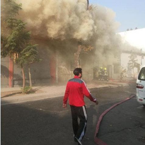 Incendio afectó a sector de la calle Toesca en Santiago Centro