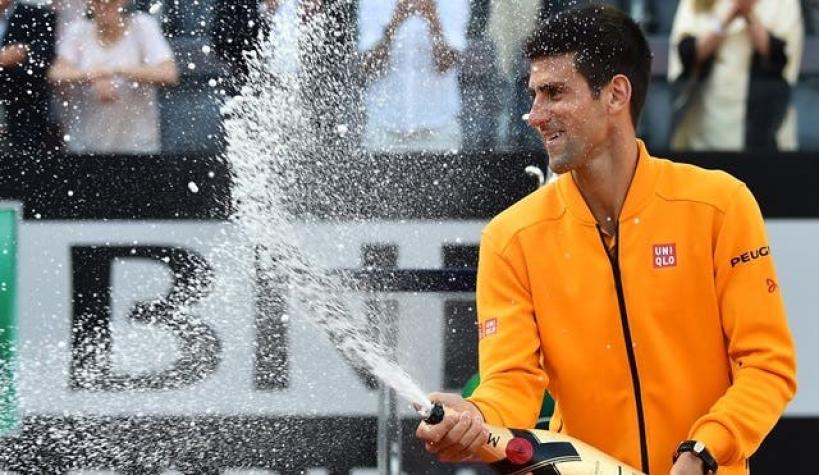 [VIDEO] Djokovic se golpea con corcho tras destapar botella de champaña