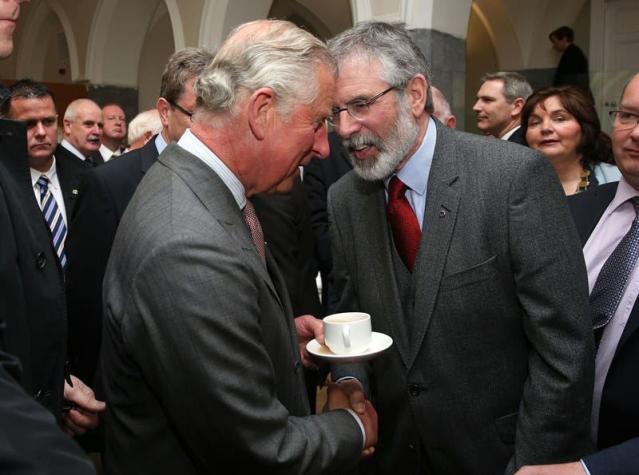 El príncipe Carlos se reúne con líder del Sinn Fein irlandés