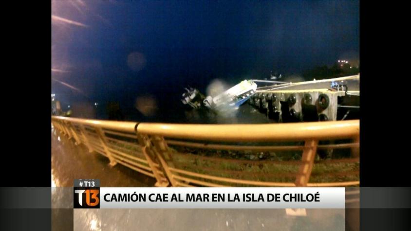 [VIDEO] Camión realiza mala maniobra y termina en el mar de la Isla de Chiloé