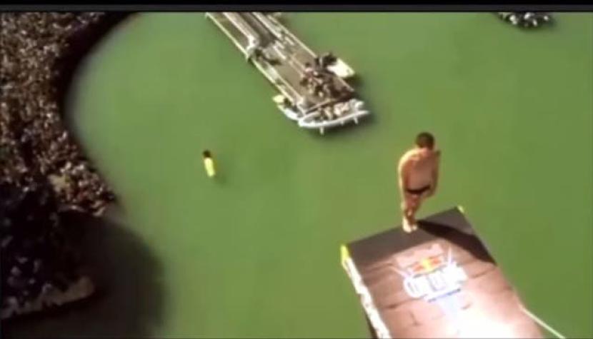 [VIDEO] Clavadista se golpea la cabeza al realizar un salto a 27 metros de altura
