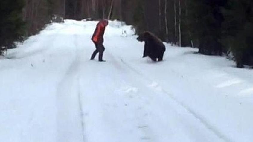 [VIDEO] Este hombre logra defenderse del ataque de un oso dando un gran grito
