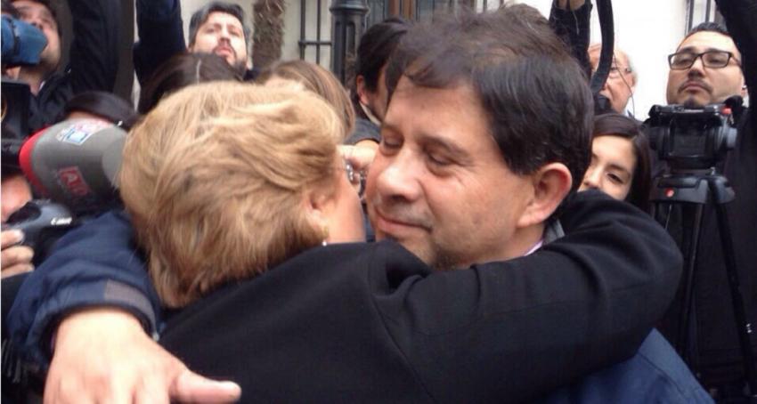 El abrazo de la Presidenta Bachelet al padre de Rodrigo Avilés