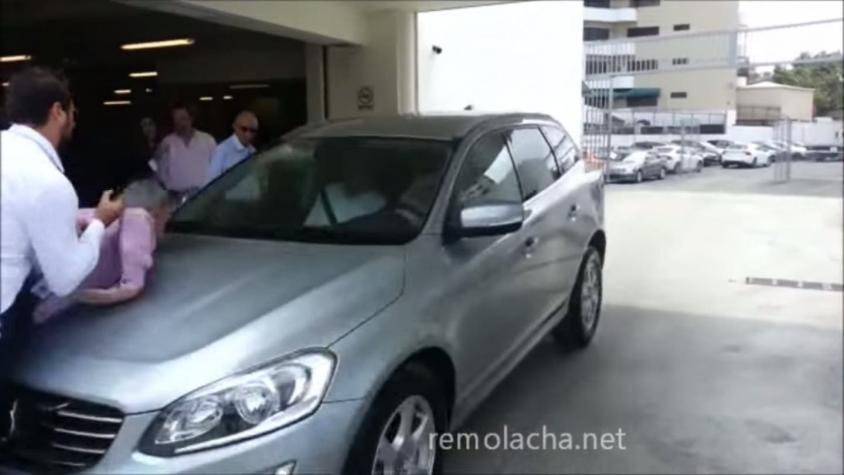 [VIDEO] Auto que se estaciona solo atropella a dos personas durante test