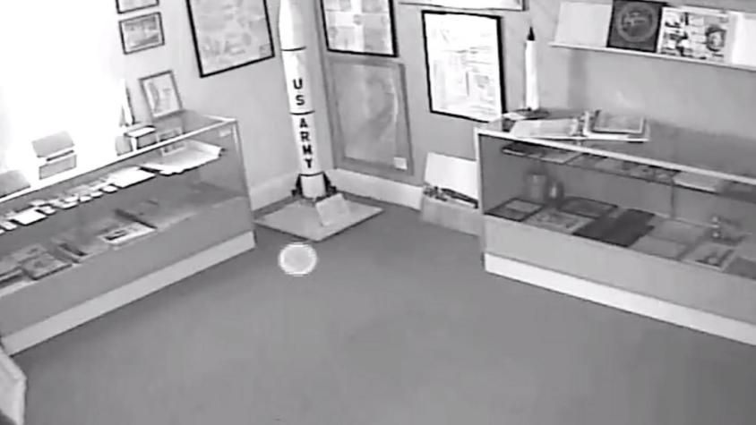 [VIDEO] Registran misterioso objeto volador al interior de Museo del Espacio